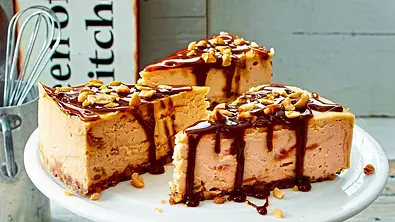 Peanut Butter Cheesecake mit Schokosößchen Rezept - Foto: LECKER @ Bauer Media Group
