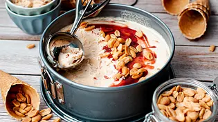 Peanut-Butter & Jelly-Eis Rezept - Foto: ShowHeroes für LECKER @ Bauer Media Group Peanut-Butter & Jelly-Eis Rezept - Foto: ShowHeroes für LECKER @ Bauer Media Group