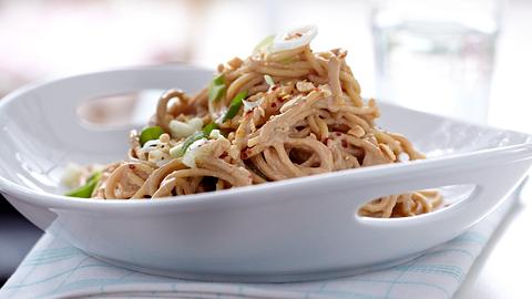 Peanut-Pasta mit Sesam-Dressing Rezept - Foto: House of Food / Bauer Food Experts KG