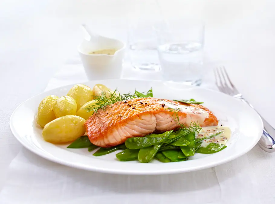 Pellkartoffeln mit Lachsfilet und Zuckerschoten Rezept