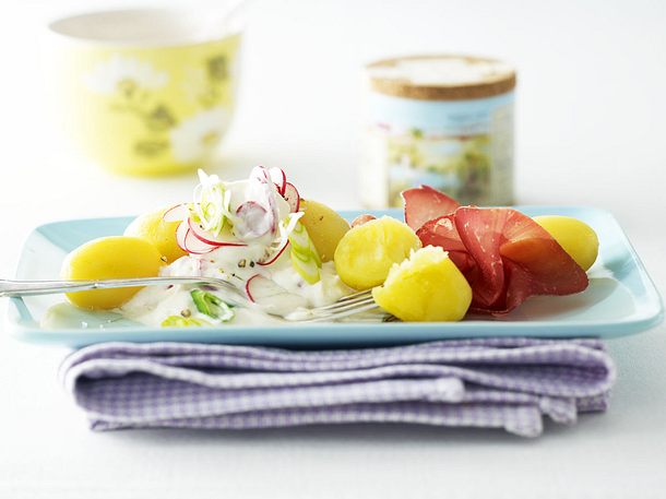 Pellkartoffeln mit Radieschen-Wasabi-Quark Rezept Pellkartoffeln mit Radieschen-Wasabi-Quark Rezept
