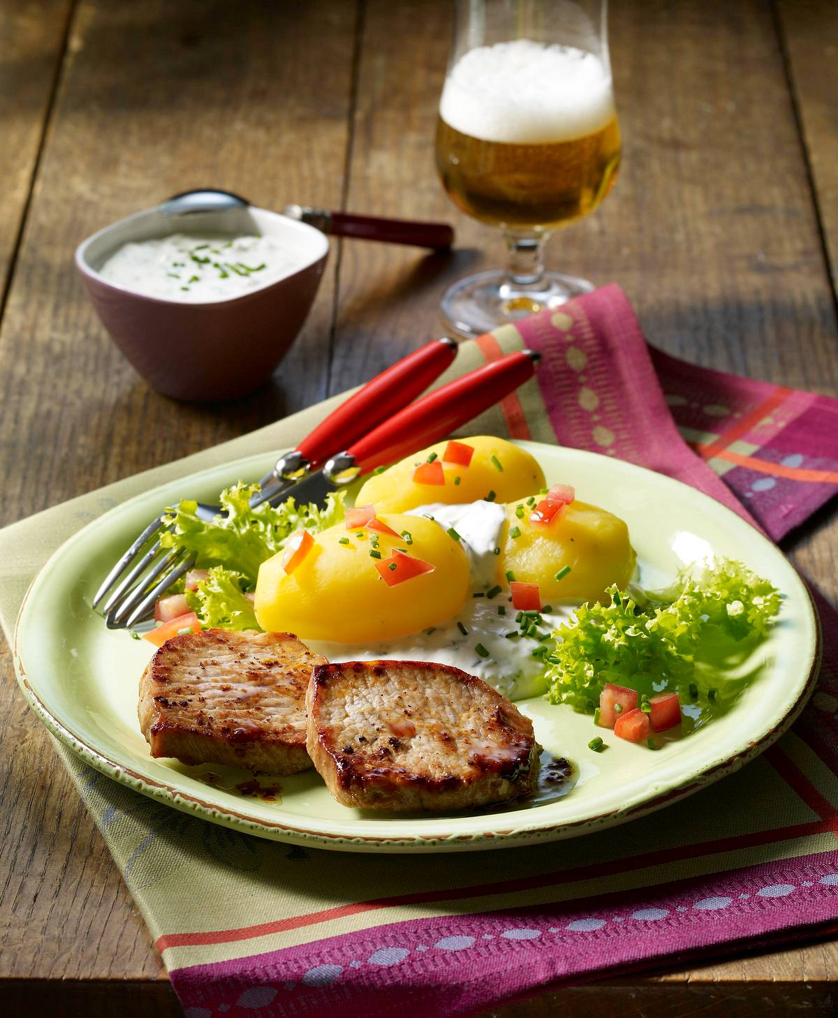 Pellkartoffeln mit selbst gemachter Sour Cream und Schweinesteak Rezept