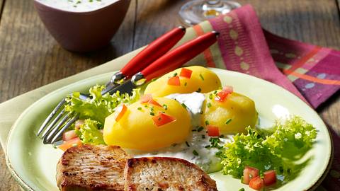 Pellkartoffeln mit selbst gemachter Sour Cream und Schweinesteak Rezept - Foto: House of Food / Bauer Food Experts KG