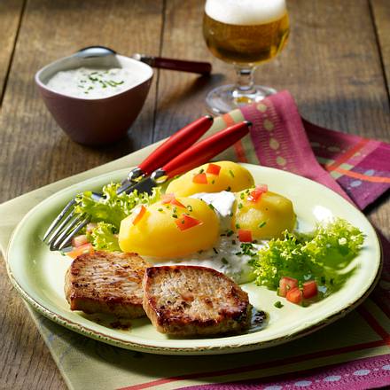 Pellkartoffeln mit selbst gemachter Sour Cream und Schweinesteak Rezept Pellkartoffeln mit selbst gemachter Sour Cream und Schweinesteak Rezept
