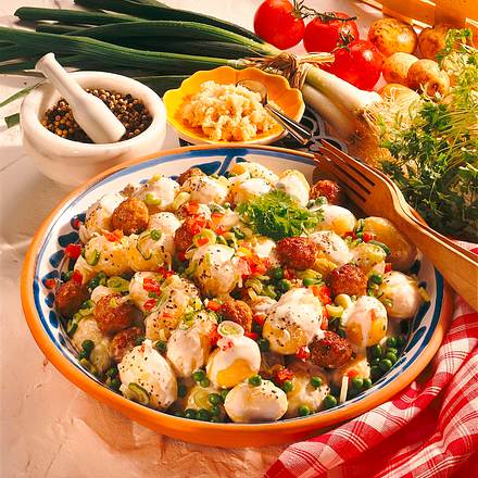 Pellkartoffelsalat mit Mettbällchen Rezept Pellkartoffelsalat mit Mettbällchen Rezept