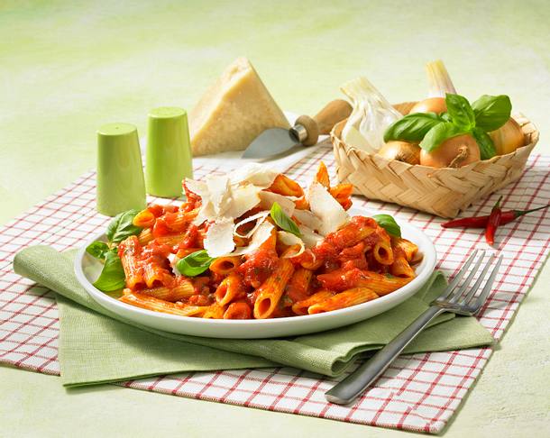 Penne Arrabiata mit geriebenem Parmesan Rezept Penne Arrabiata mit geriebenem Parmesan Rezept