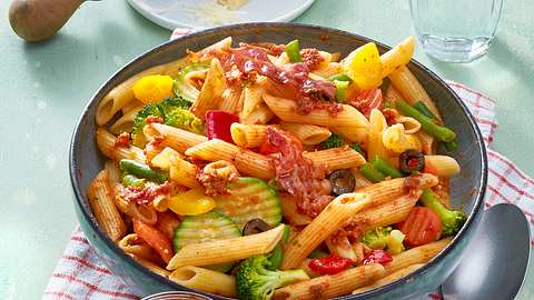Penne mit Zucchini, Bacon und Pesto in einer Schale - Foto: House of Food / Bauer Food Experts KG