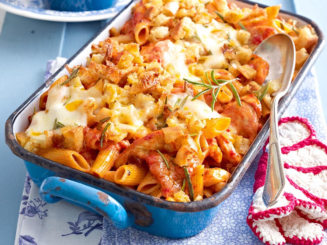 Penne-Hähnchen-Auflauf mit Mozzarella-Brot-Kruste Rezept | LECKER