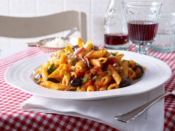 Penne in sizilianischer Tomatensoße Rezept