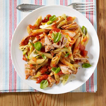 Penne in Thunfisch-Tomatensoße Rezept Penne in Thunfisch-Tomatensoße Rezept