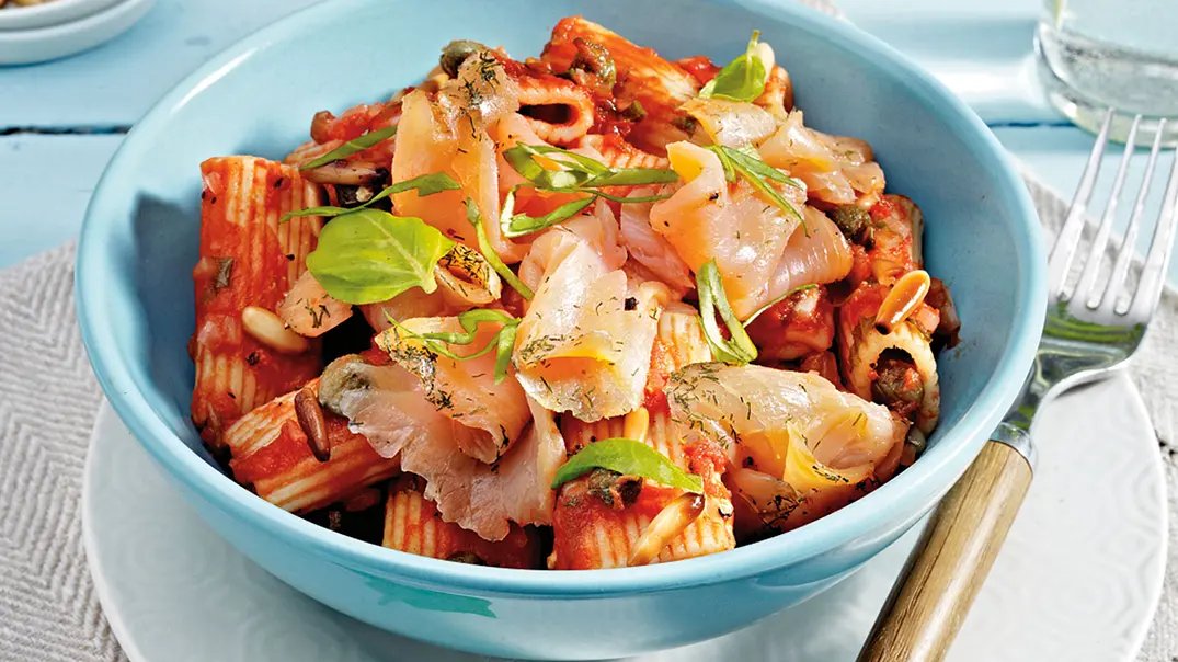 Penne in Tomatensoße mit Graved Lachs Rezept - Foto: LECKER @ Bauer Media Group Penne in Tomatensoße mit Graved Lachs Rezept - Foto: LECKER @ Bauer Media Group