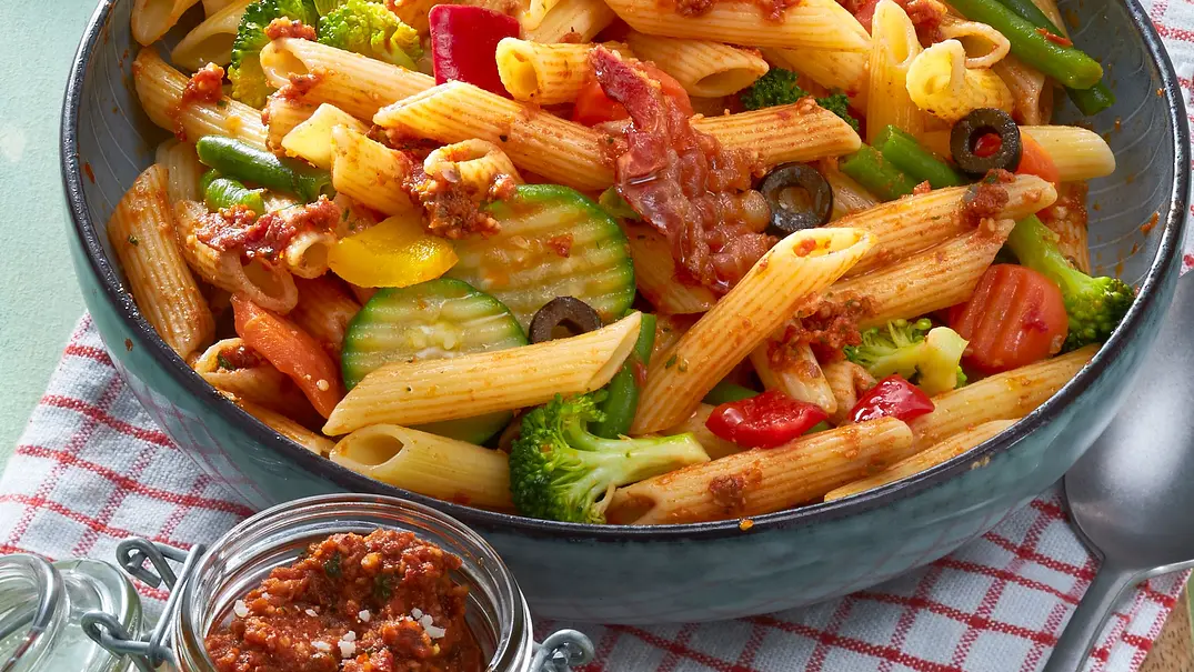 Penne mit Bacon und Tomatenpesto Rezept - Foto: LECKER @ Bauer Media Group Penne mit Bacon und Tomatenpesto Rezept - Foto: LECKER @ Bauer Media Group