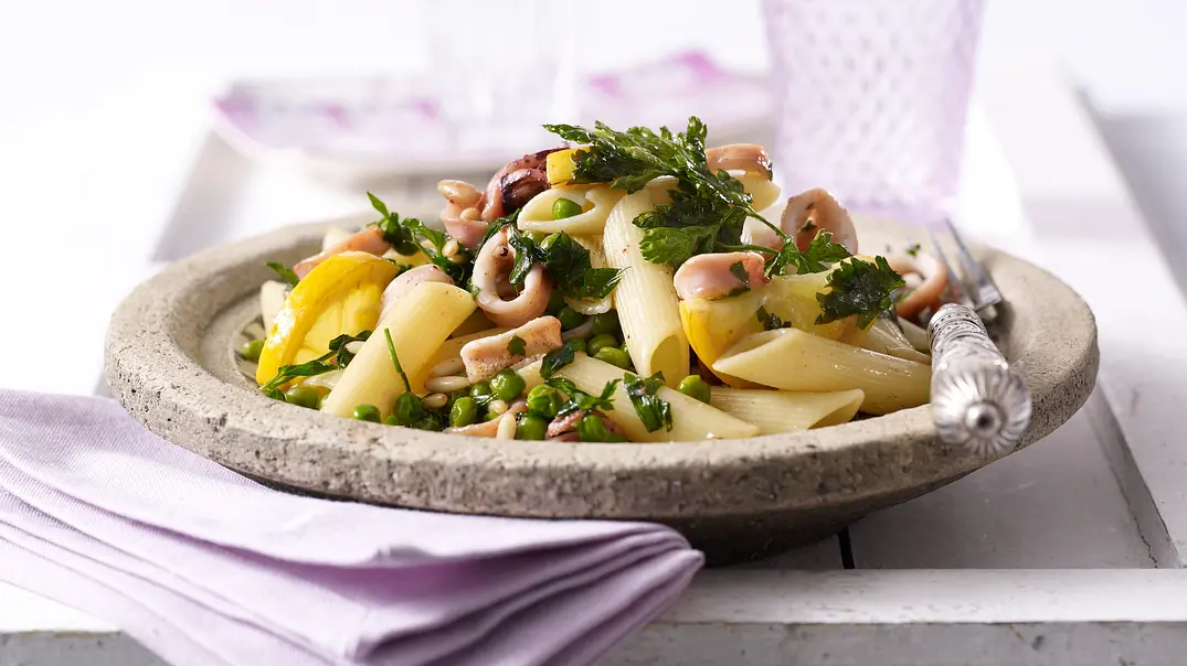 Penne mit Calamari Rezept - Foto: LECKER @ Bauer Media Group Penne mit Calamari Rezept - Foto: LECKER @ Bauer Media Group