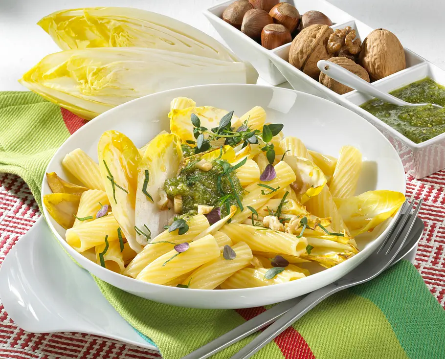 Penne mit Chicorée und Nuss-Pesto Rezept Penne mit Chicorée und Nuss-Pesto Rezept