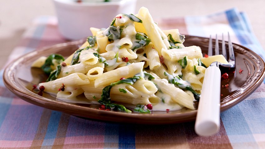 Penne mit Gorgonzola-Spinat-Soße Rezept - Foto: House of Food / Bauer Food Experts KG