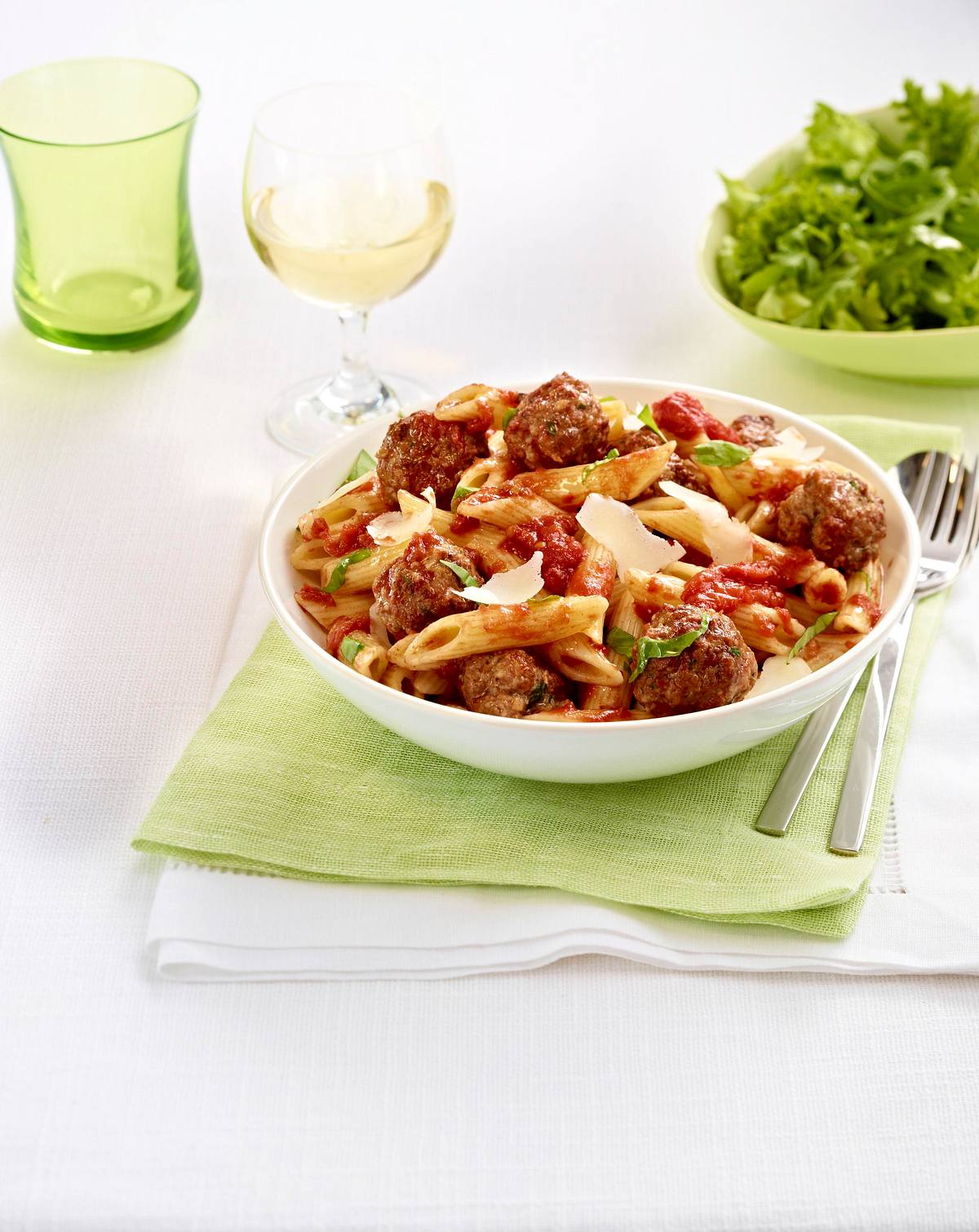 Penne mit Hackbällchen Rezept | LECKER