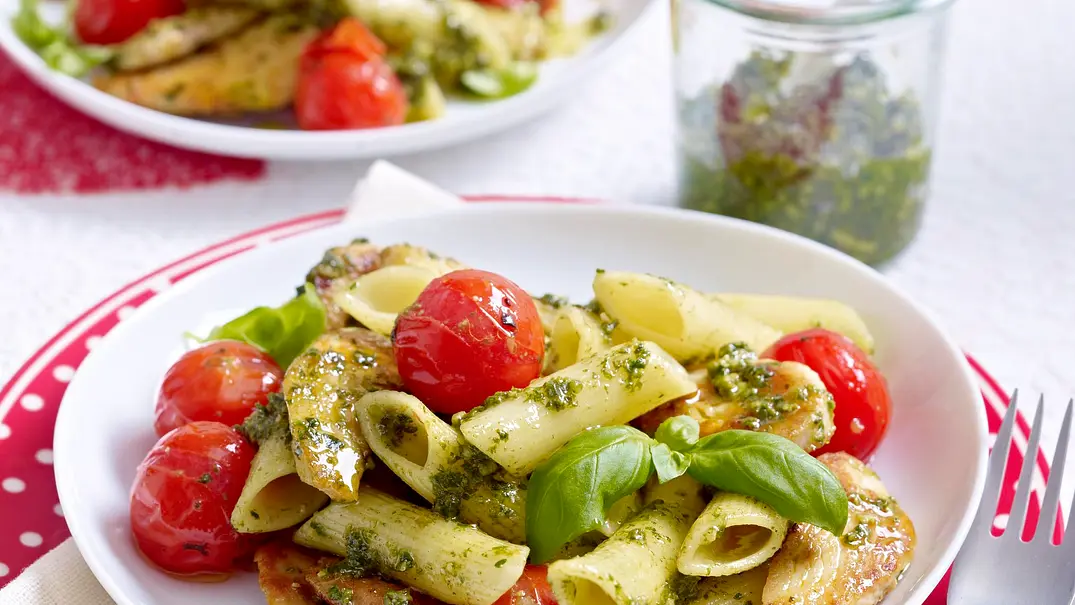 Penne mit Hähnchen und Pesto Rezept - Foto: LECKER @ Bauer Media Group Penne mit Hähnchen und Pesto Rezept - Foto: LECKER @ Bauer Media Group