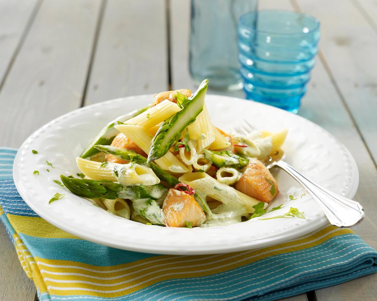 Penne mit Lachs, grünem Spargel auf Estragon-Mascarponeschaum Rezept