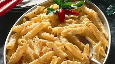 Penne mit Parmesan und Chilischoten Rezept - Foto: LECKER @ Bauer Media Group