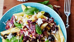 Penne mit Radicchio, Schinken und Pinienkernen Rezept - Foto: House of Food / Bauer Food Experts KG