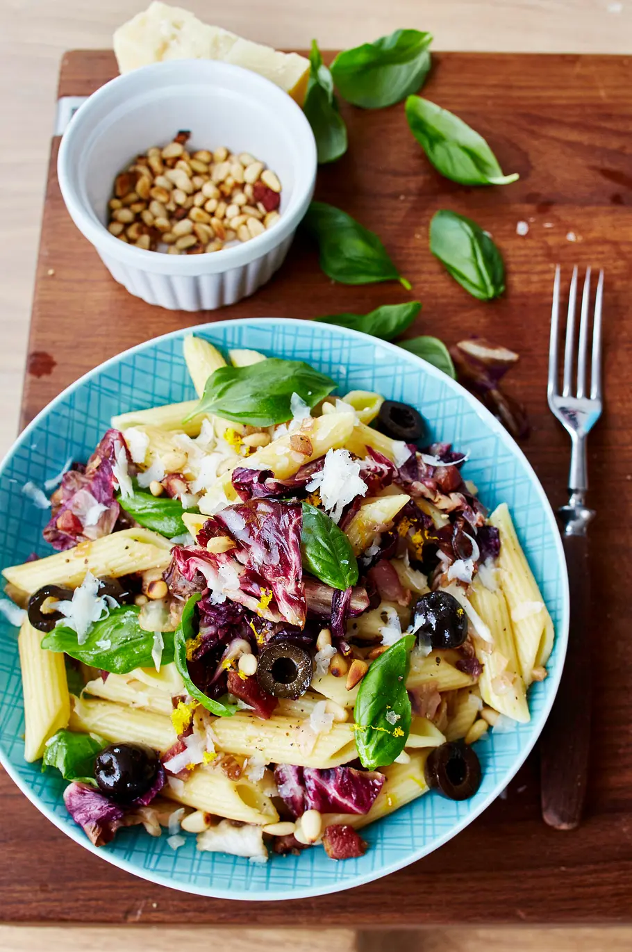 Penne mit Radicchio, Schinken und Pinienkernen Rezept Penne mit Radicchio, Schinken und Pinienkernen Rezept
