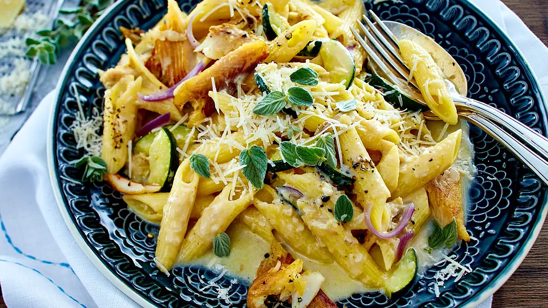 Penne mit Räucherforellen-Carbonara Rezept - Foto: LECKER @ Bauer Media Group Penne mit Räucherforellen-Carbonara Rezept - Foto: LECKER @ Bauer Media Group