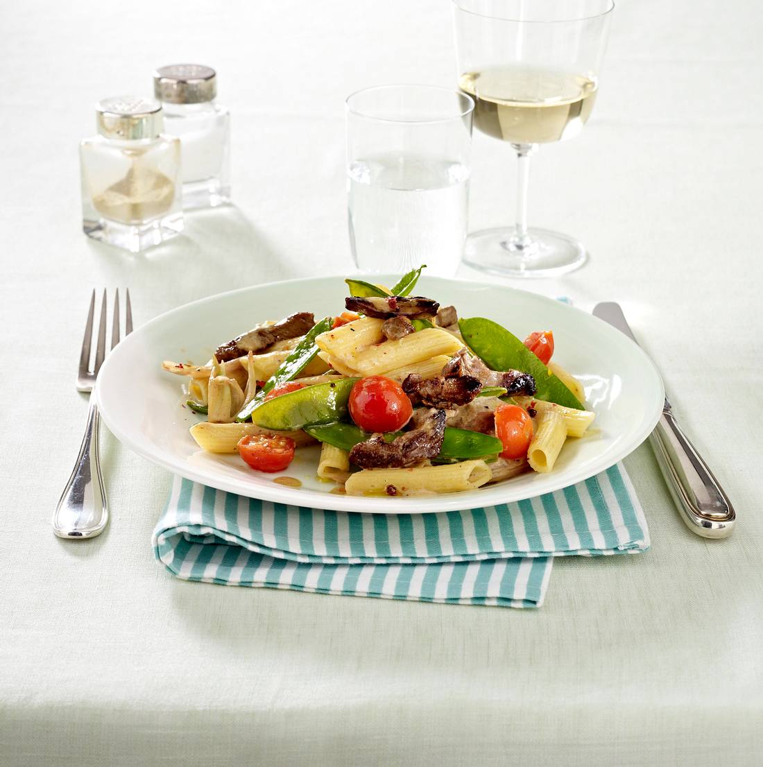 Penne mit Rinderfiletstreifen, Zuckerschoten und Kirschtomaten Rezept ...