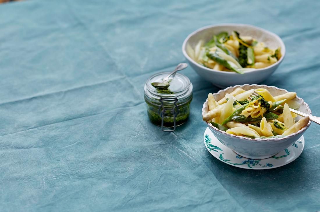 Penne mit sahnigem Spargelragout Rezept | LECKER Penne mit sahnigem Spargelragout Rezept | LECKER
