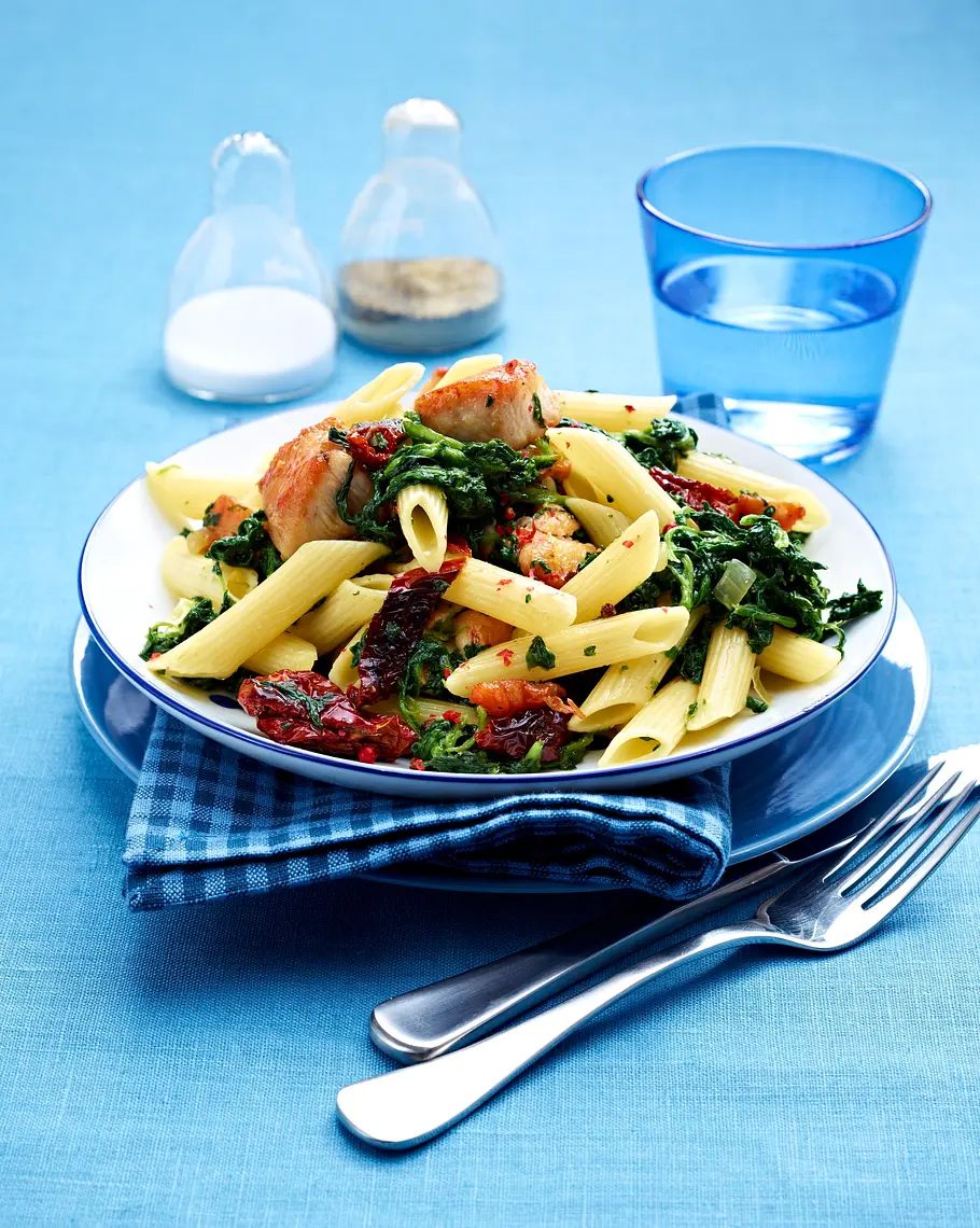 Penne mit Spinat und Hähnchen-Nuggets Rezept Penne mit Spinat und Hähnchen-Nuggets Rezept