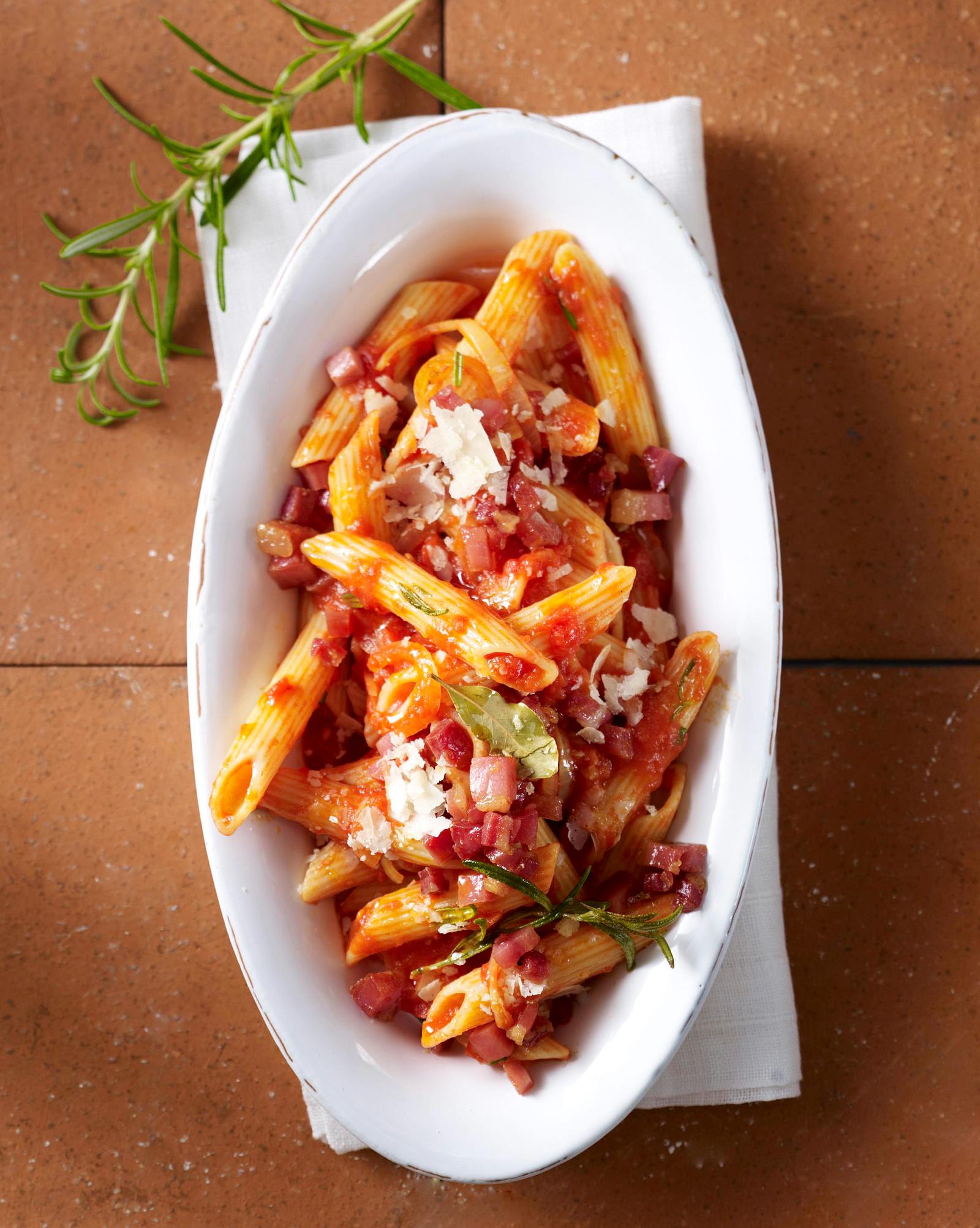 Penne mit Tomaten, Speck und Peperoncino Rezept | LECKER