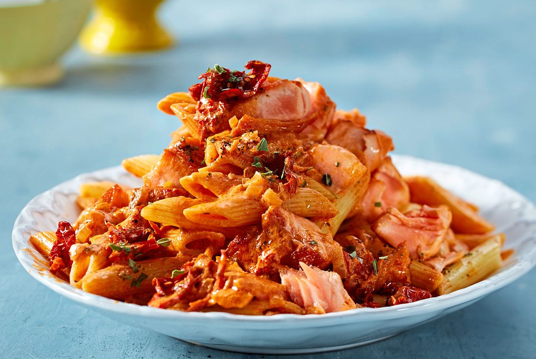 Penne mit Tomatencreme alla relaxter Lachs Rezept | LECKER