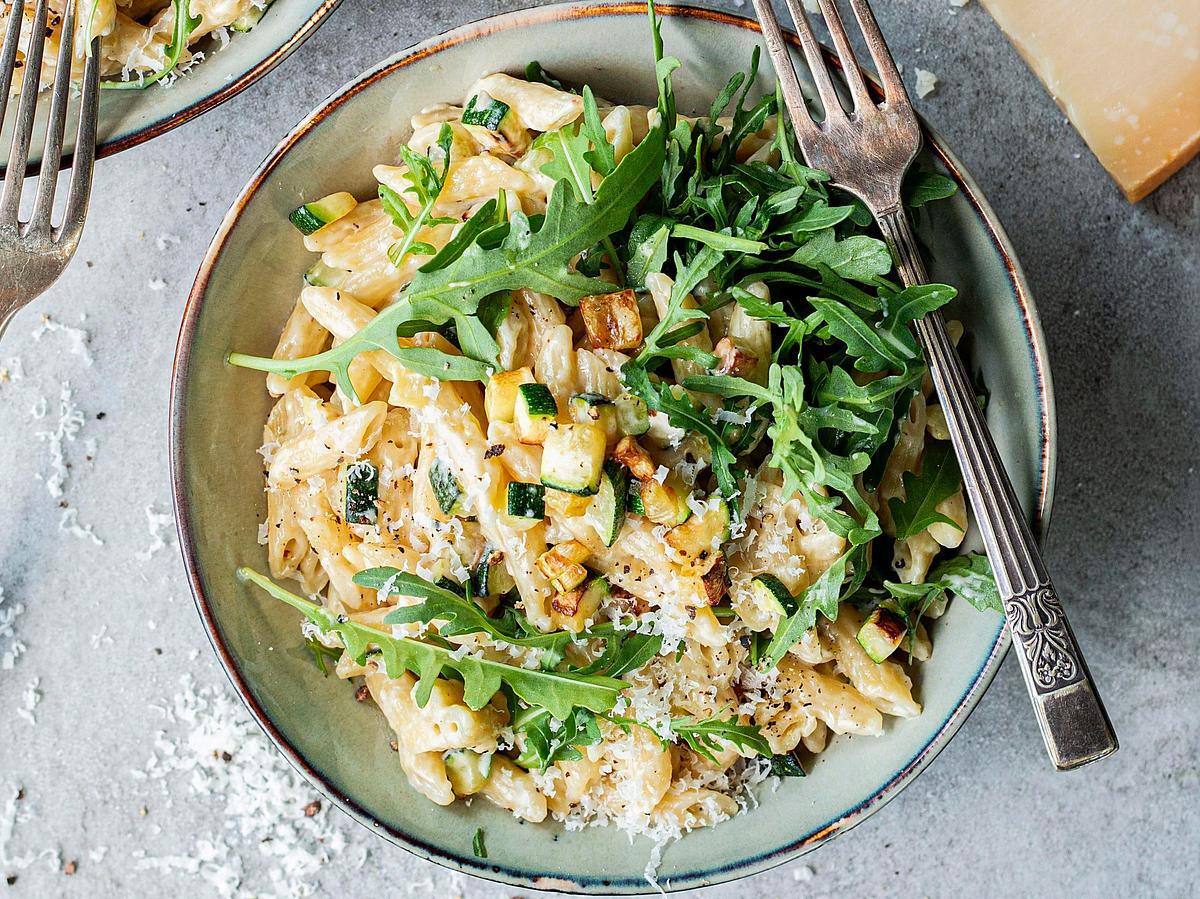 Penne mit Zucchini und Rucola