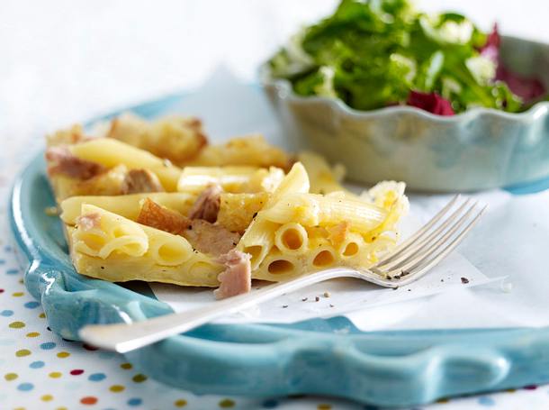 Penne-Parmesan-Frittata mit Thunfisch und geröstetem Brot Rezept Penne-Parmesan-Frittata mit Thunfisch und geröstetem Brot Rezept
