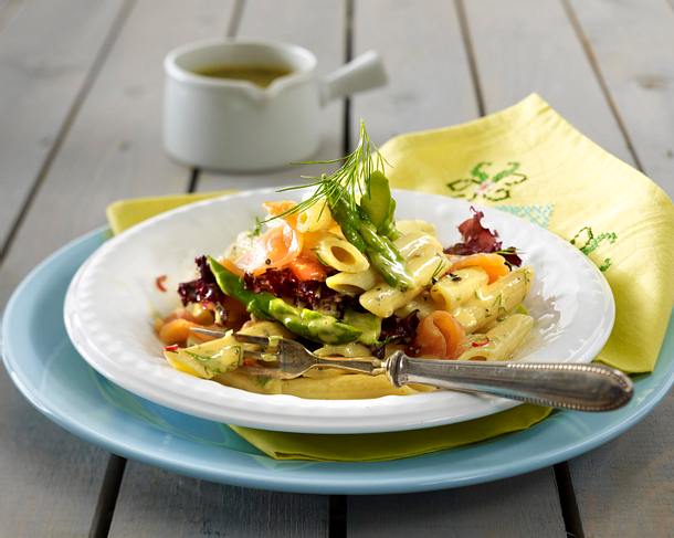 Penne-Salat mit grünem Spargel, Räucherlachs und Lollo rosso in Honig-Senf-Dill-Doße Rezept Penne-Salat mit grünem Spargel, Räucherlachs und Lollo rosso in Honig-Senf-Dill-Doße Rezept