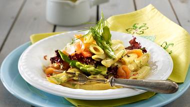Penne-Salat mit grünem Spargel, Räucherlachs und Lollo rosso in Honig-Senf-Dill-Doße Rezept - Foto: House of Food / Bauer Food Experts KG