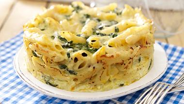 Penne-Torte mit Spinat und Käse Rezept - Foto: House of Food / Bauer Food Experts KG