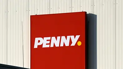 Penny Supermarkt-Logo an einer Hausfassade. - Foto:  IMAGO / Panama Pictures
