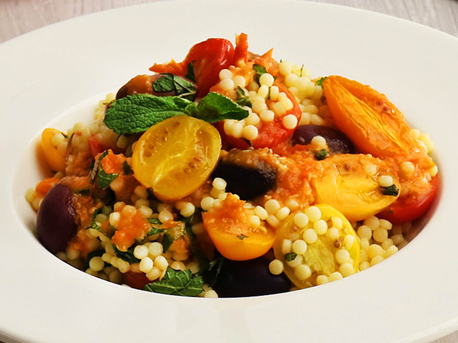 Perl-Couscous-Salat mit gerösteten Tomaten Rezept | LECKER