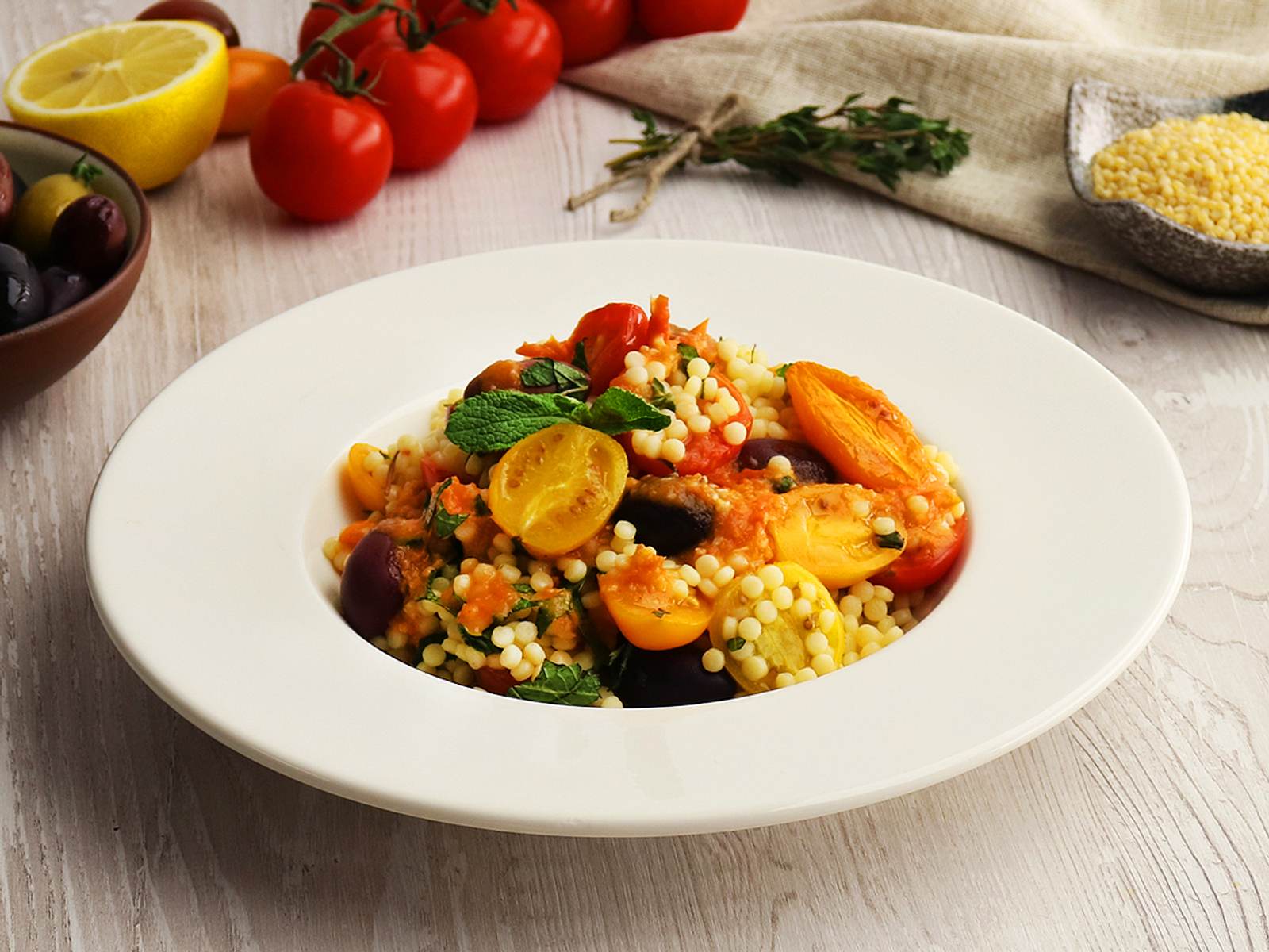 Perl-Couscous-Salat mit gerösteten Tomaten - so geht&amp;#39;s Rezept | LECKER