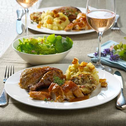 Perlhuhn mit Brioche-Füllung zu Kartoffelpüree mit Croûtons Rezept Perlhuhn mit Brioche-Füllung zu Kartoffelpüree mit Croûtons Rezept