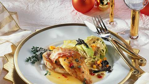 Perlhuhnbrust auf gebratenem Spitzkohl Rezept - Foto: House of Food / Bauer Food Experts KG