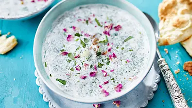 Persische Joghurtsuppe mit Gurke, frischen Kräutern und Rosenblättern in einer hellen Suppenschale - Foto: LECKER @ Bauer Media Group Persische Joghurtsuppe mit Gurke, frischen Kräutern und Rosenblättern in einer hellen Suppenschale - Foto: LECKER @ Bauer Media Group