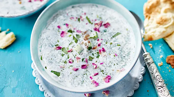 Persische Joghurtsuppe mit Gurke, frischen Kräutern und Rosenblättern in einer hellen Suppenschale - Foto: LECKER @ Bauer Media Group Persische Joghurtsuppe mit Gurke, frischen Kräutern und Rosenblättern in einer hellen Suppenschale - Foto: LECKER @ Bauer Media Group