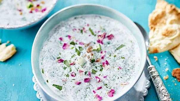 Die persische Joghurtsuppe in einer weißen Schüssel serviert. - Foto: LECKER @ Bauer Media Group