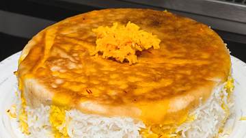 Persischer Reis mit einer Kruste aus Brot liegt wie ein Kuchen auf einem Teller - Foto: Niklas Gotta