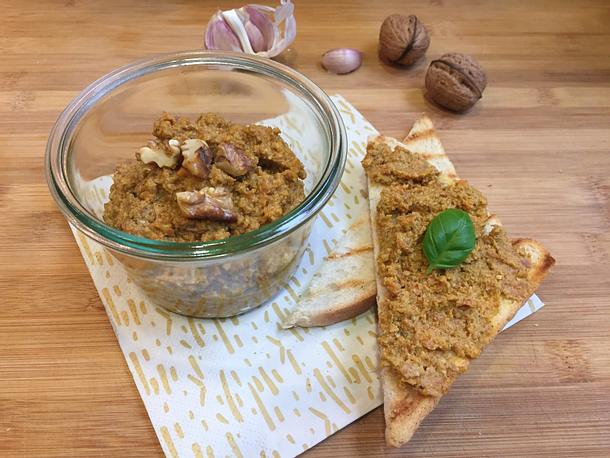 Pesto aus Möhrenschalen Pesto aus Möhrenschalen