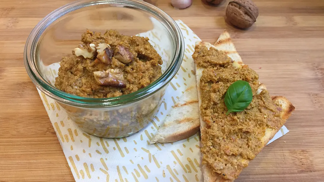 Pesto aus Möhrenschalen Rezept - Foto: LECKER @ Bauer Media Group Pesto aus Möhrenschalen Rezept - Foto: LECKER @ Bauer Media Group