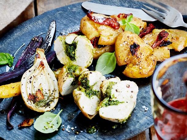 Pesto-Chicken mit Smashed Potatoes Rezept Pesto-Chicken mit Smashed Potatoes Rezept