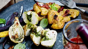 Pesto-Chicken & Smashed Potatoes Rezept - Foto: LECKER @ Bauer Media Group Pesto-Chicken & Smashed Potatoes Rezept - Foto: LECKER @ Bauer Media Group