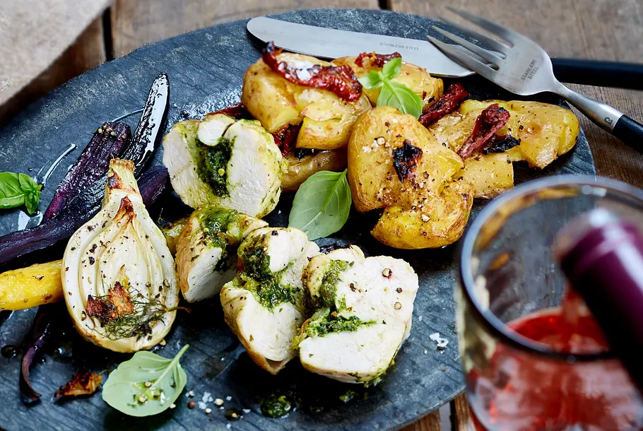 Pesto-Chicken & Smashed Potatoes Rezept Pesto-Chicken & Smashed Potatoes Rezept